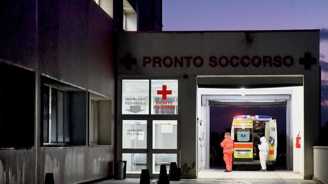 «Paziente grave trasferito ma non c’era il medico»