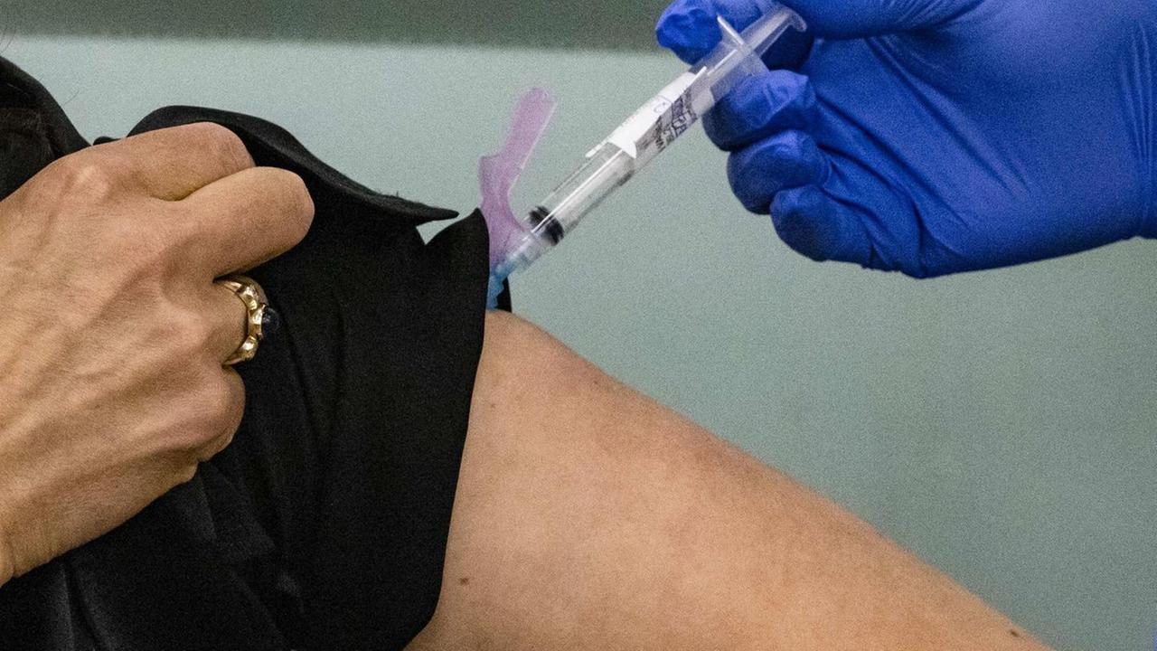 Vaccini ancora in ritardo l’isola rischia la frenata 