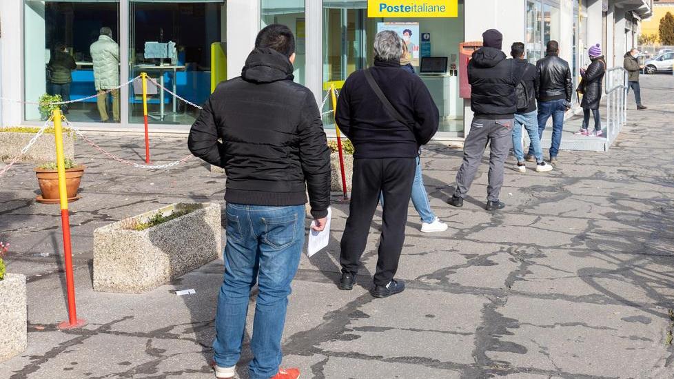 Poste, uffici periferici a rischio chiusura nel Ferrarese. I sindacati: «Non hanno più assunto»