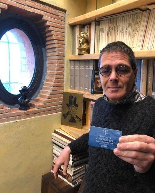 L’albergatore Antonio Mariotti con la sua tessera delle terme