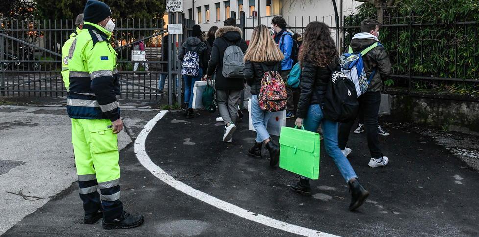 Studenti, bentornati a scuola col bus: «Ma la prova vera deve arrivare» 
