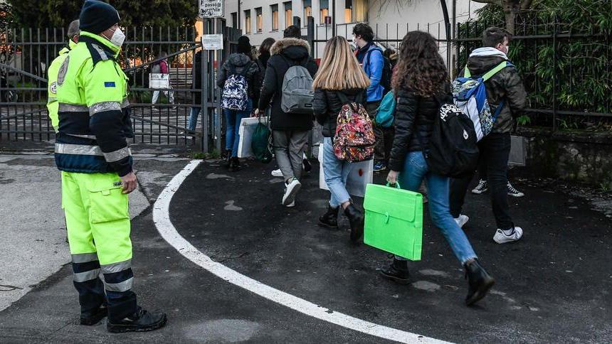 Studenti, bentornati a scuola col bus: «Ma la prova vera deve arrivare»