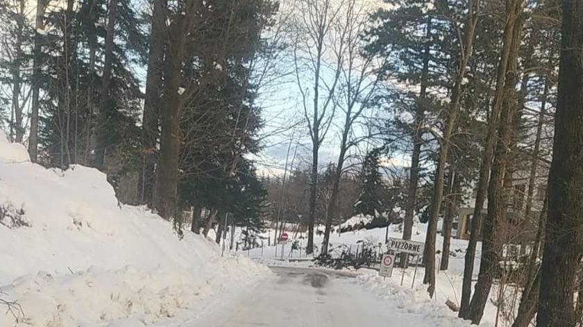 Pizzorne imbiancate: turisti e curiosi violano i divieti e provocano il caos