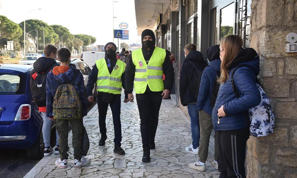 Rientro in classe per le scuole superiori, con “Ti accompagno” il Covid perde il bus 