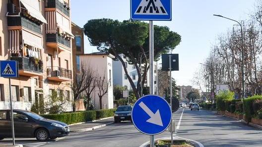 Automobilista travolge i dissuasori e scappa. Identificato grazie al paraurti