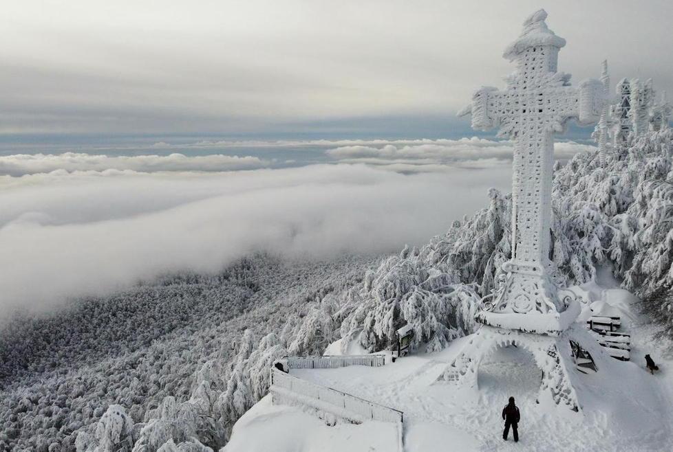 Una delle foto mozzafiato realizzate da Emiliano Pinzi con un drone sulla vetta dell'Amiata ricoperta di neve