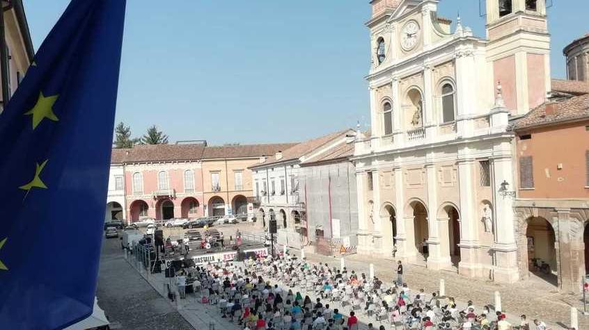 Piazza Mazzini a Guastalla durante uno degli eventi estivi