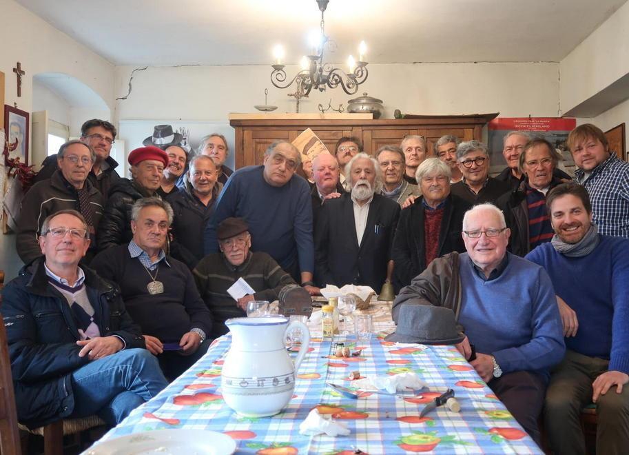 Tanti auguri Cenacolo: il gruppo di livornesi che amano vino, arte e ironia compie cinquant'anni 