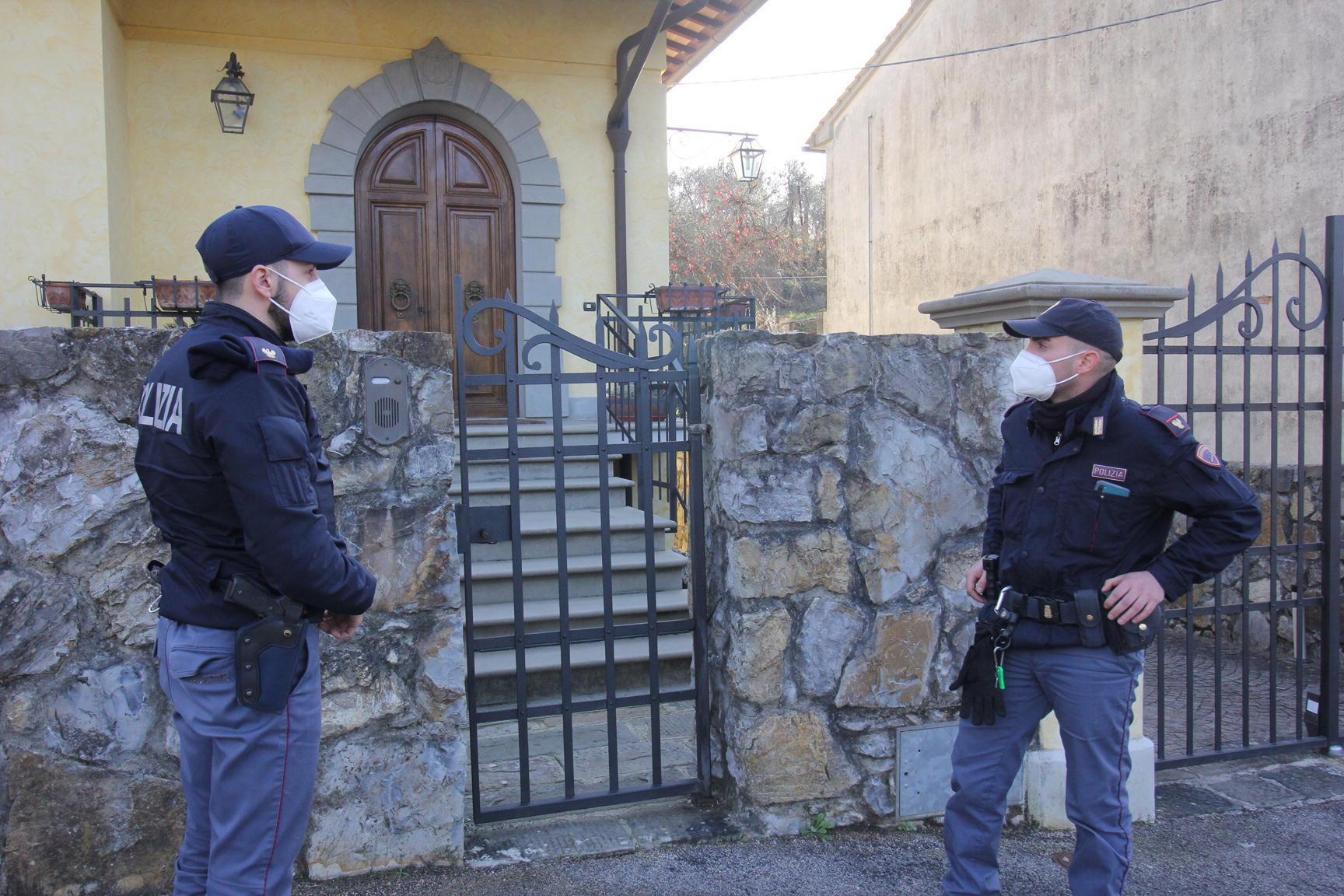La polizia davanti alla villetta di via degli Olivi (foto Batavia)