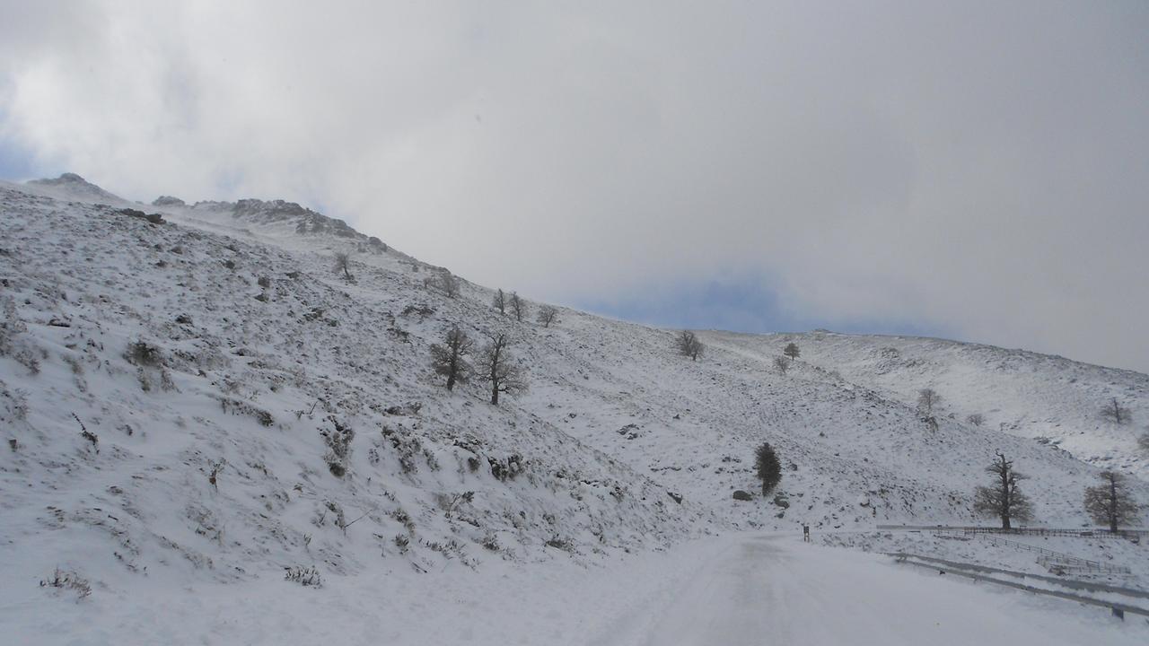 Bus dell'Arst bloccato dalla neve tra Fonni e Desulo, trainato col fuoristrada di un privato