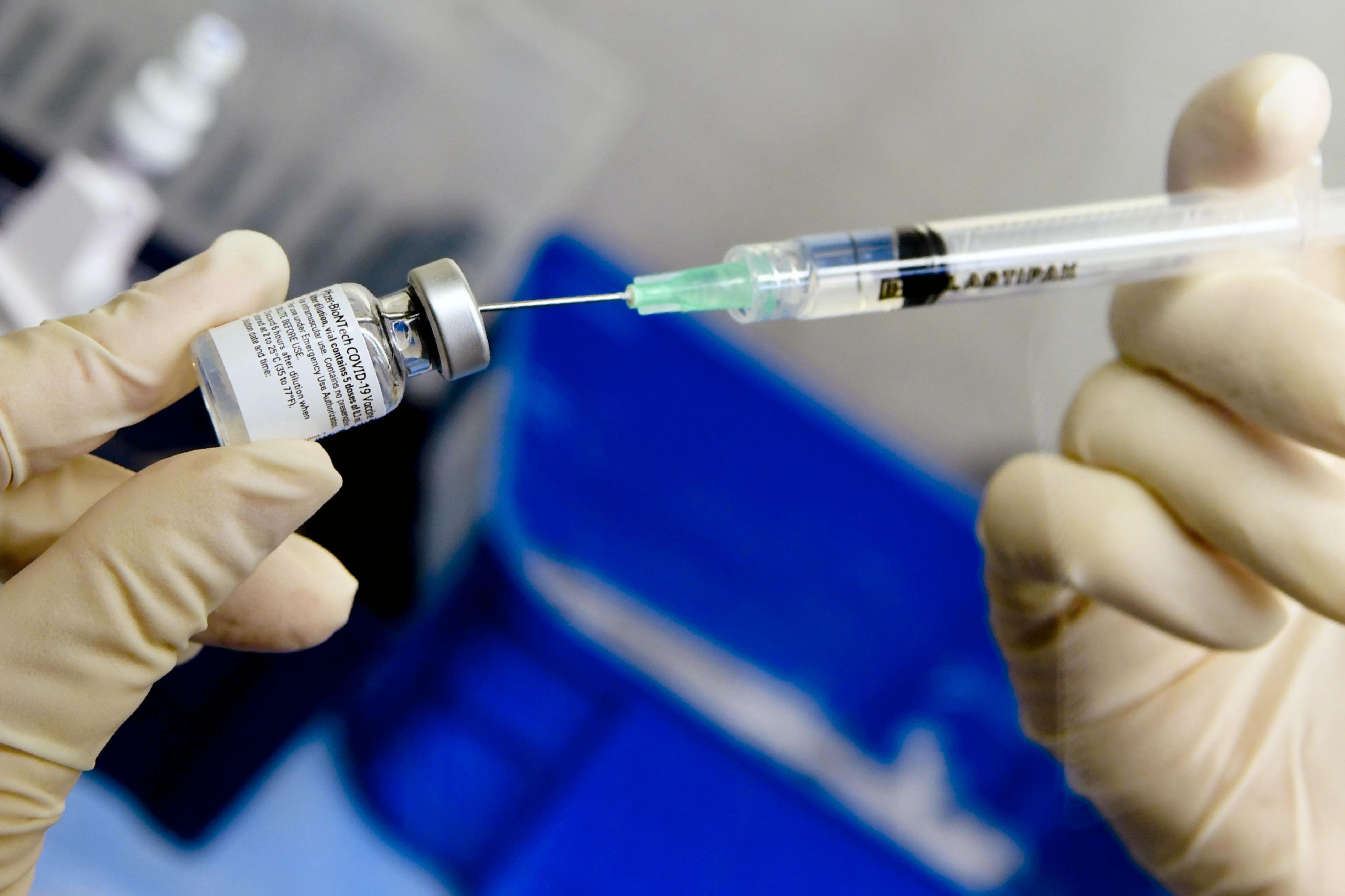 Anziani e malati cronici: le priorità di febbraio. Ma non si potrà scegliere la marca del vaccino