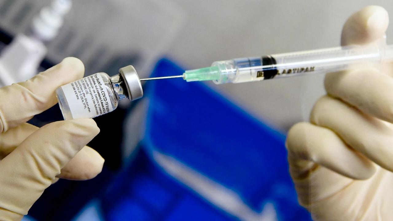 Anziani e malati cronici: le priorità di febbraio. Ma non si potrà scegliere la marca del vaccino