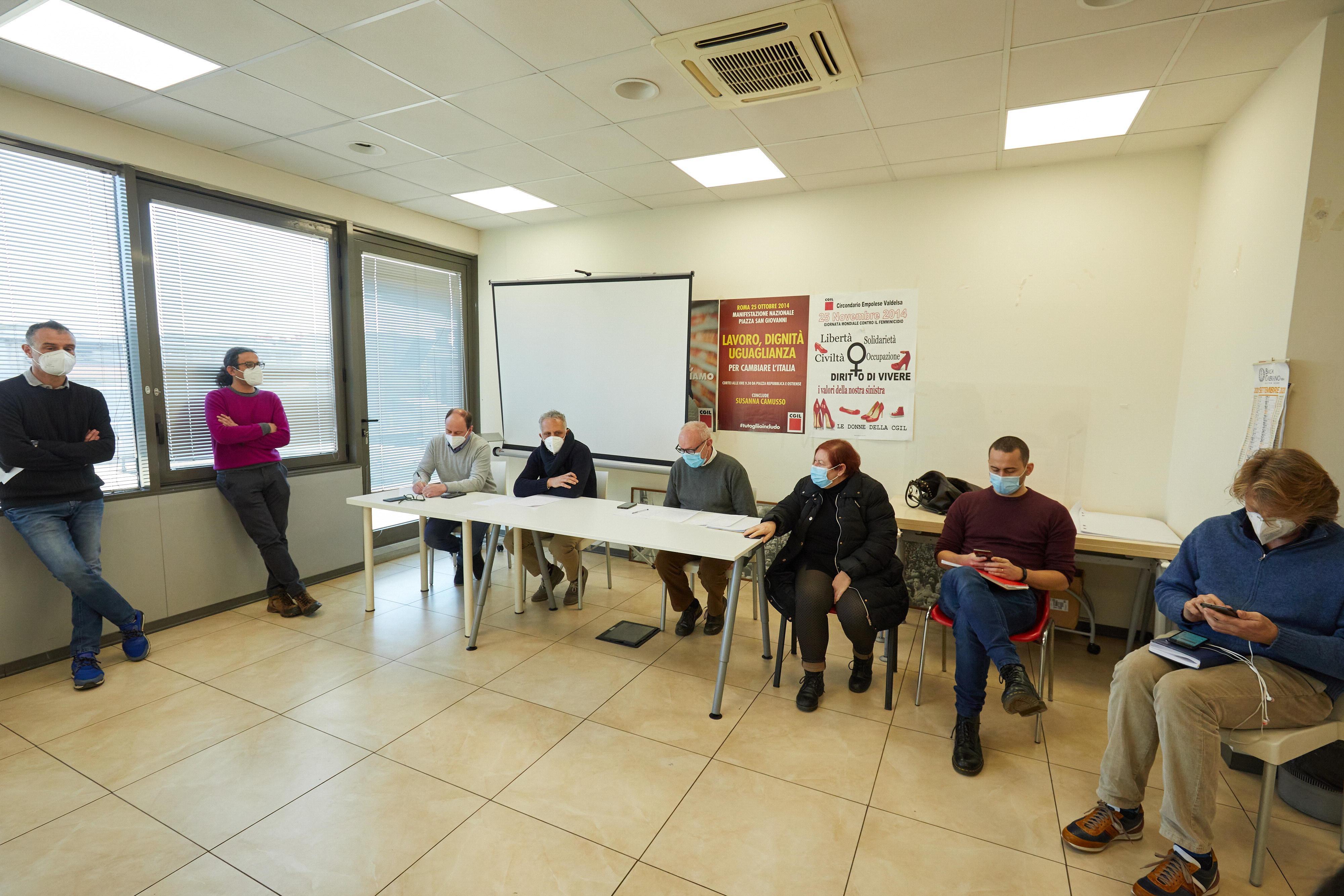 I  sindacalisti fanno il punto della situazione (Foto agenzia Carlo Sestini)