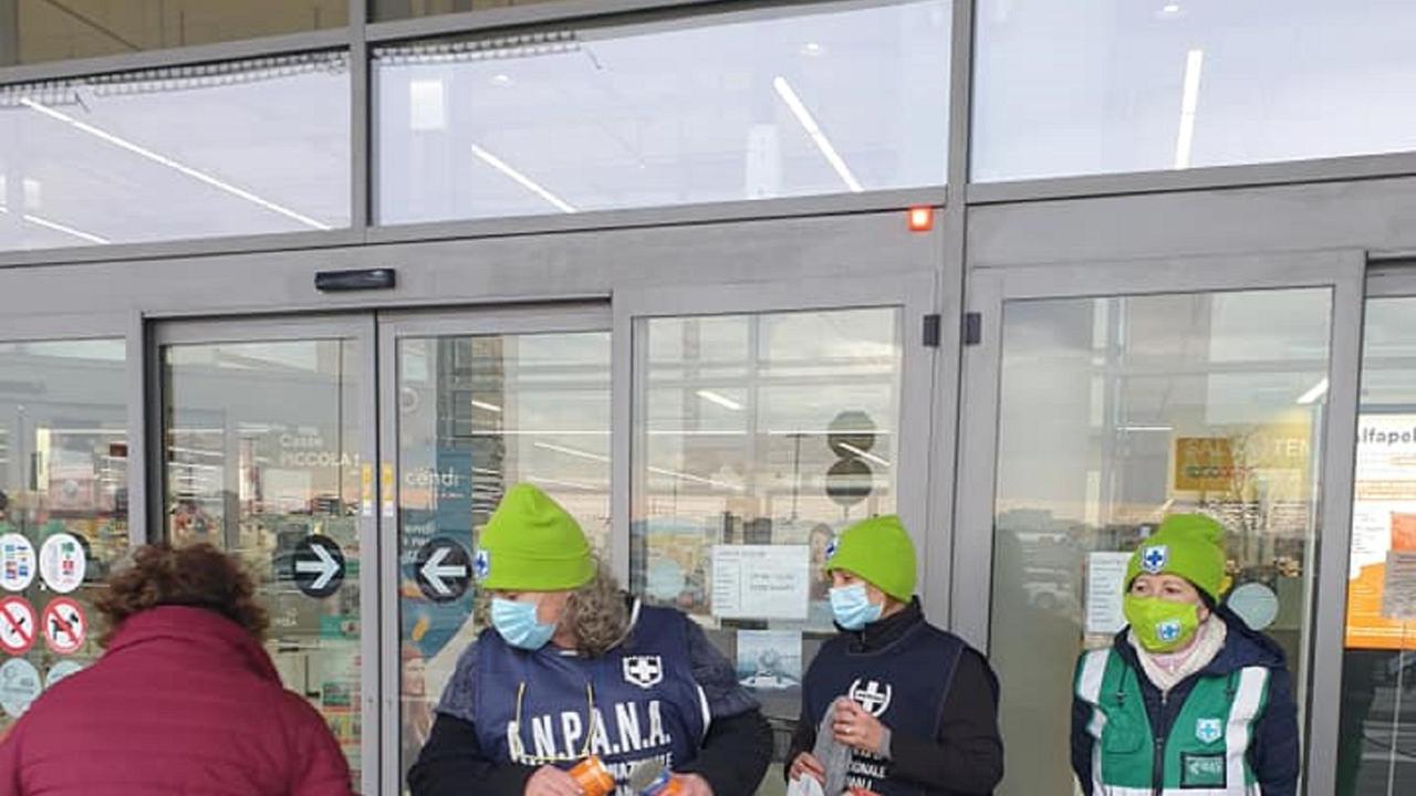 I volontari Anpana fuori dal Parco Levante