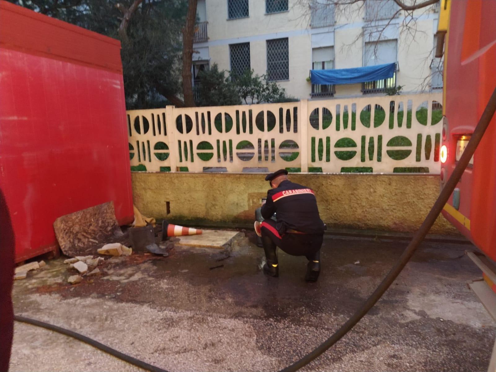 I rilievi dei carabinieri nell'ex mobilificio (foto Mario Rosas)