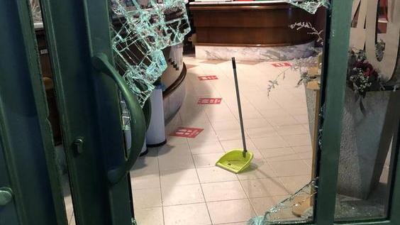 I danni alla porta d’ingresso (foto Franco Silvi)