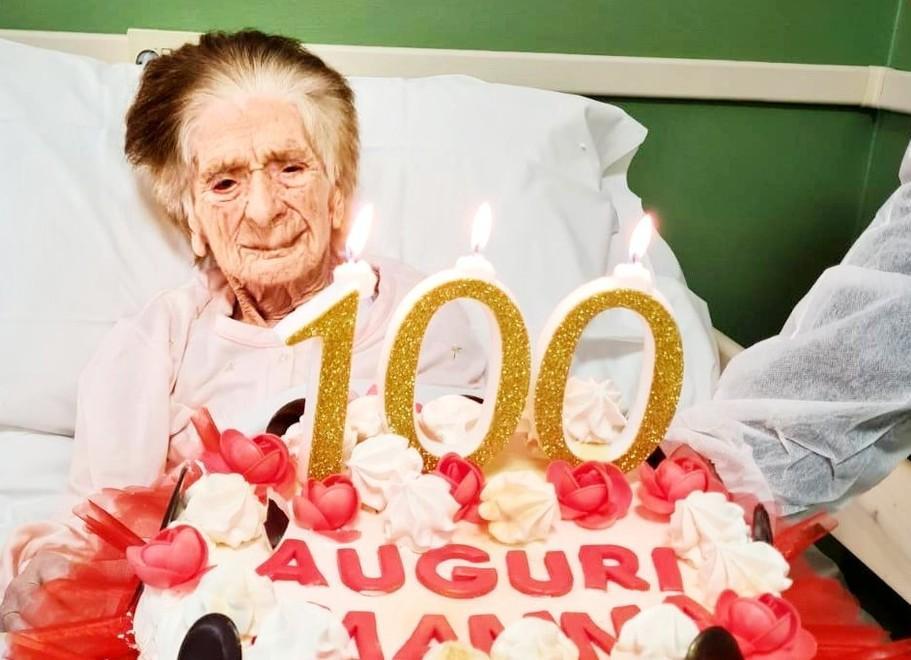 Per i suoi cent’anni nonna Ilia si regala la vittoria sul virus 