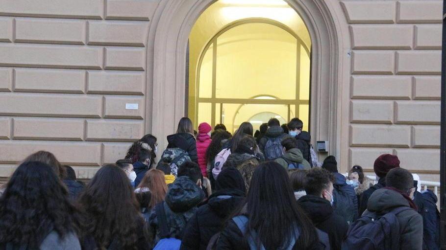 Gruppi di studenti all’ingresso di un istituto superiore pisano (foto Renzullo/Muzzi)