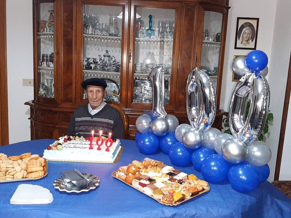 Antonio Farci di Escalaplano nella casa della figlia a Olzai