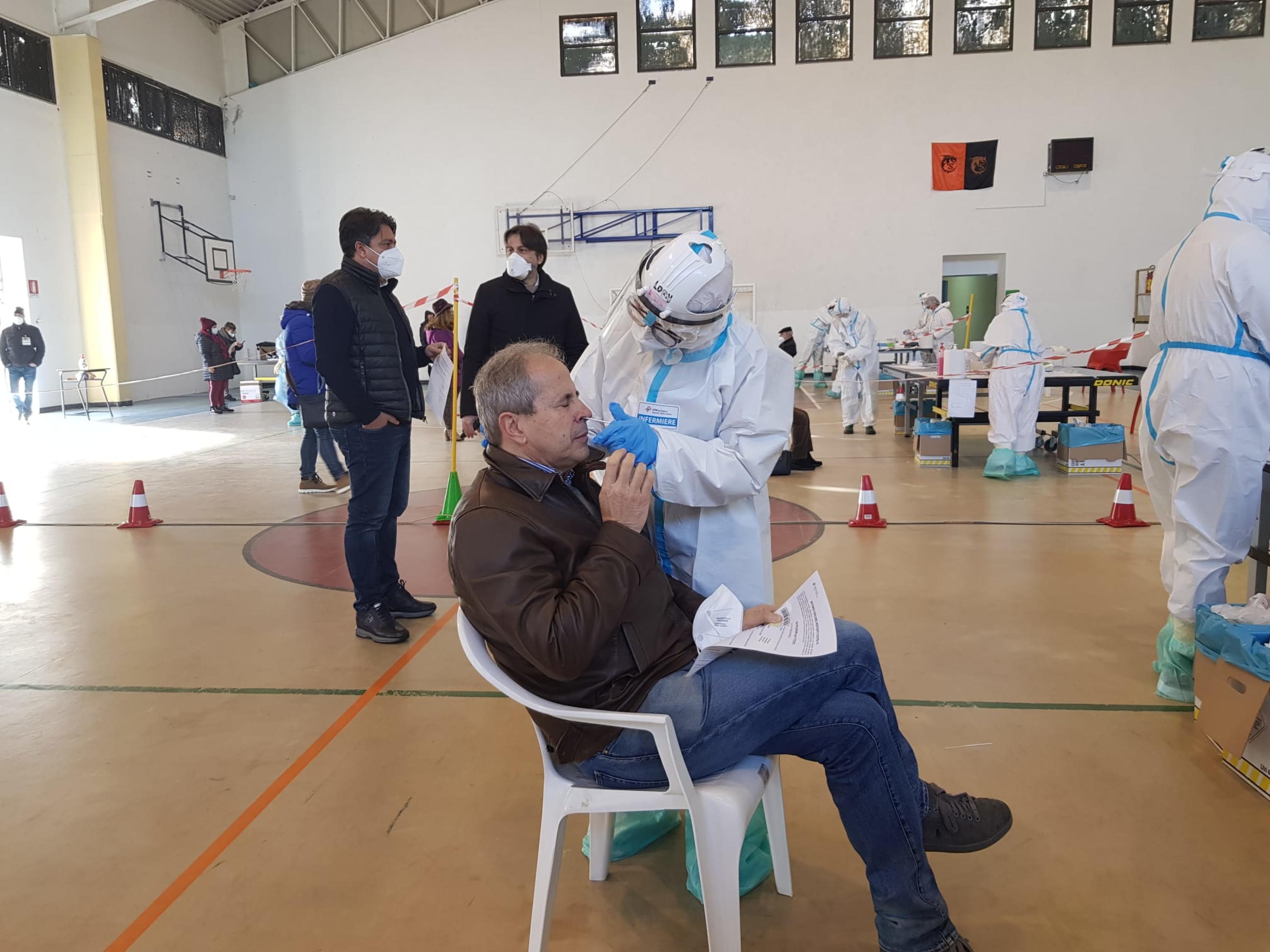 Il microbiologo Crisanti si sottopone al tampone