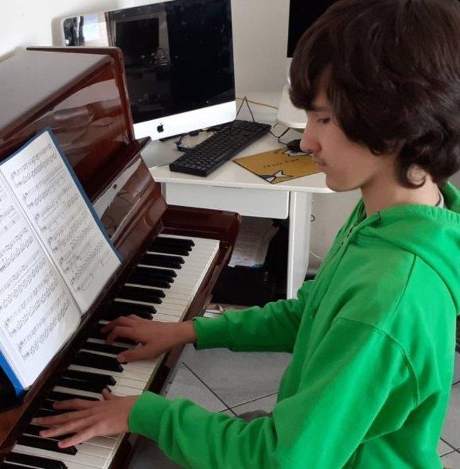Il talento di Giulio, 13 anni: la sua musica conquista un pianista negli Usa 