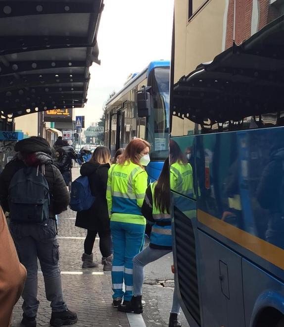 Scuola, più bus che studenti in giro Capienze rispettate e partenza liscia 