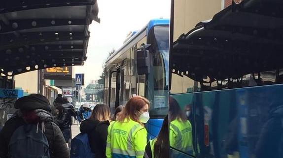 Scuola, più bus che studenti in giro Capienze rispettate e partenza liscia