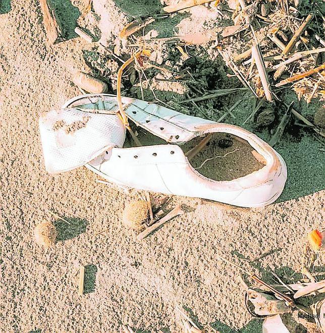 Rifiuti portati sulla spiaggia dal mare