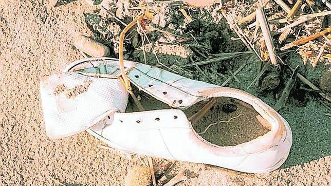 Rifiuti portati sulla spiaggia dal mare