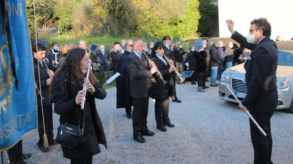 Per il saluto al maestro Enzo l’abbraccio di una musica che suona da generazioni