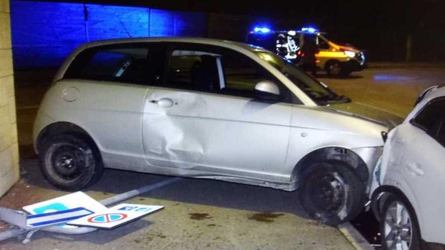 Vettura si schianta su tre auto in sosta e abbatte i cartelli