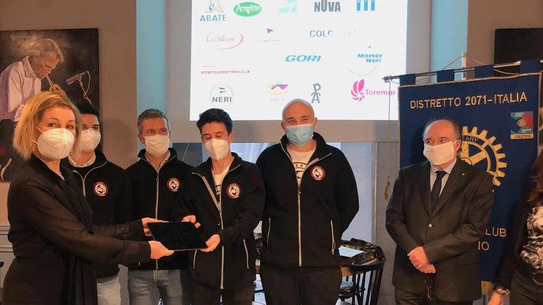 Il regalo del Rotary: la macchina per fare i tamponi in 36 minuti