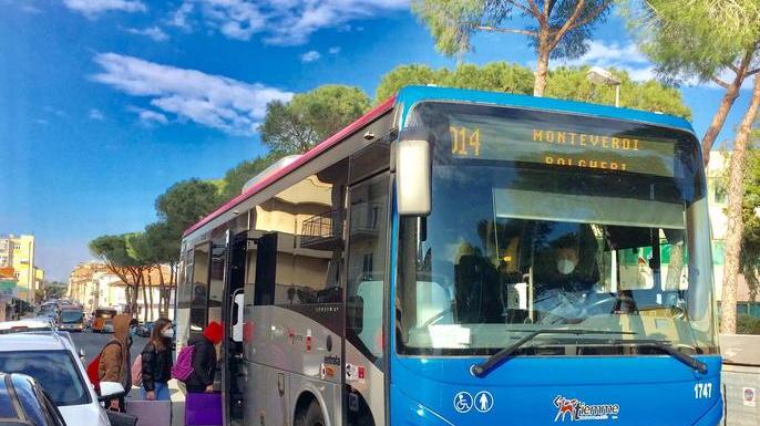 «Chi ha la possibilità vada a scuola a piedi per evitare promiscuità»