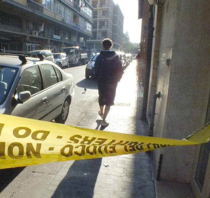 La sequenza dell’omicidio-suicidio: due spari al papà in auto e il terzo colpo contro di sé 