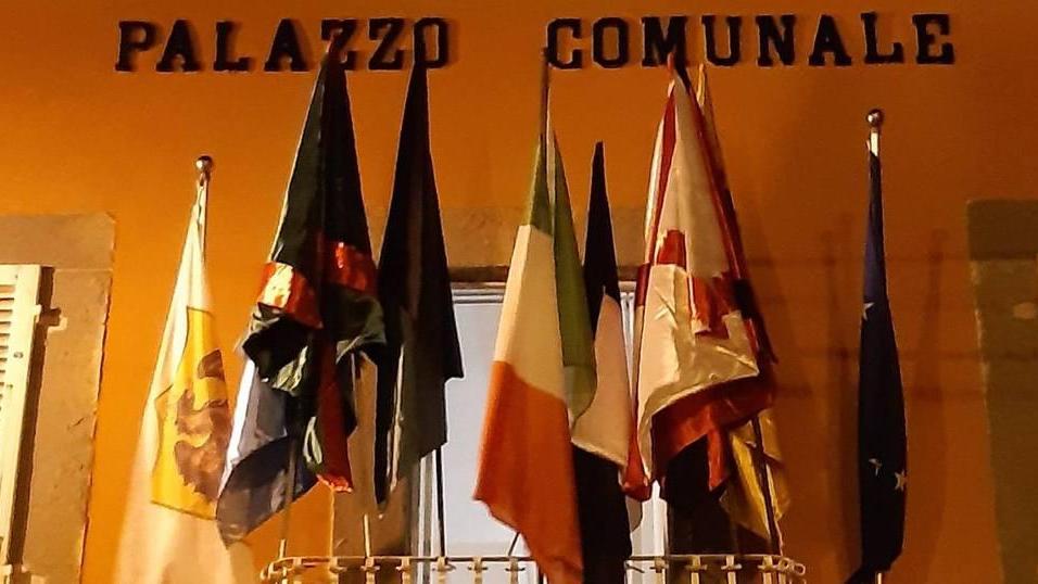 Buti orfano del Palio si colora di bandiere in segno di speranza