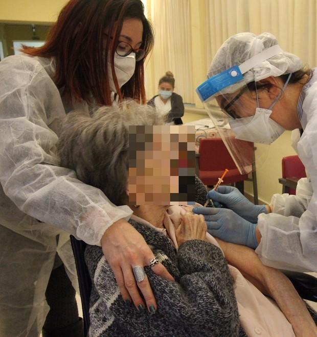 Boom di positivi in rsa, il vaccino non c’entra 