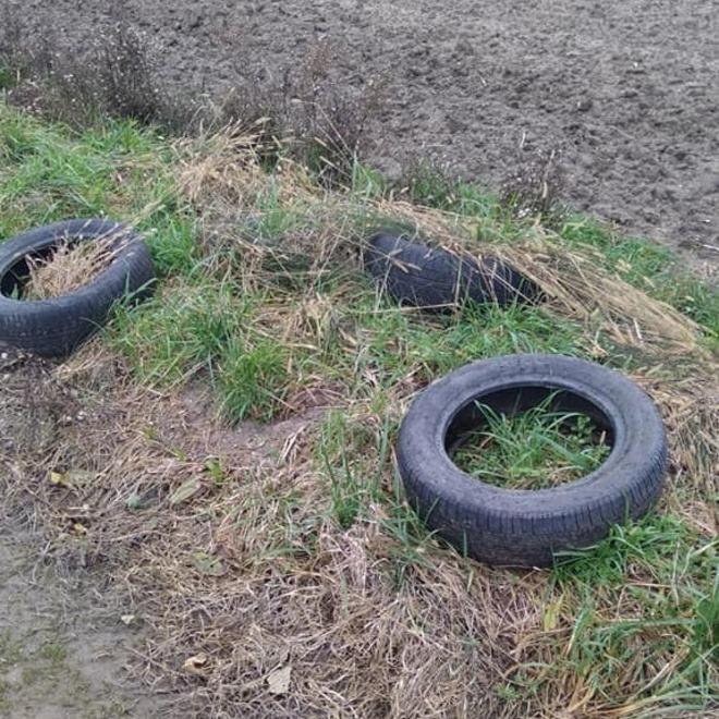 Copertoni abbandonati in aperta campagna