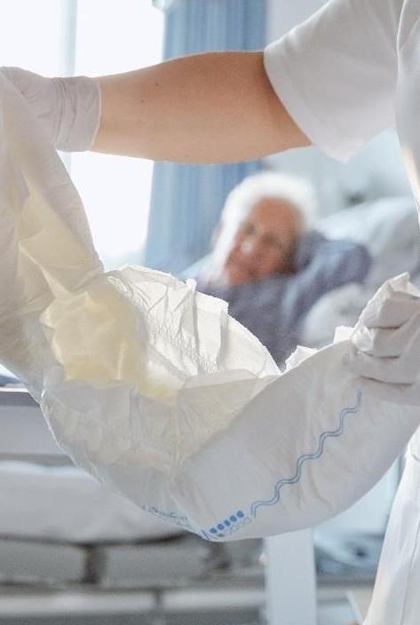 «Senza pannoloni e traverse da un mese»: scoppia la protesta