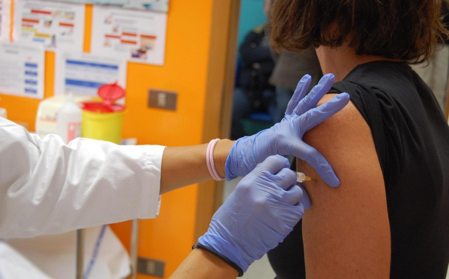 Coronavirus, slitta la vaccinazione degli ultra ottantenni in Sardegna