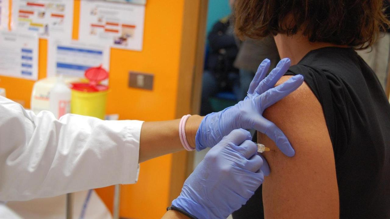 Coronavirus, slitta la vaccinazione degli ultra ottantenni in Sardegna