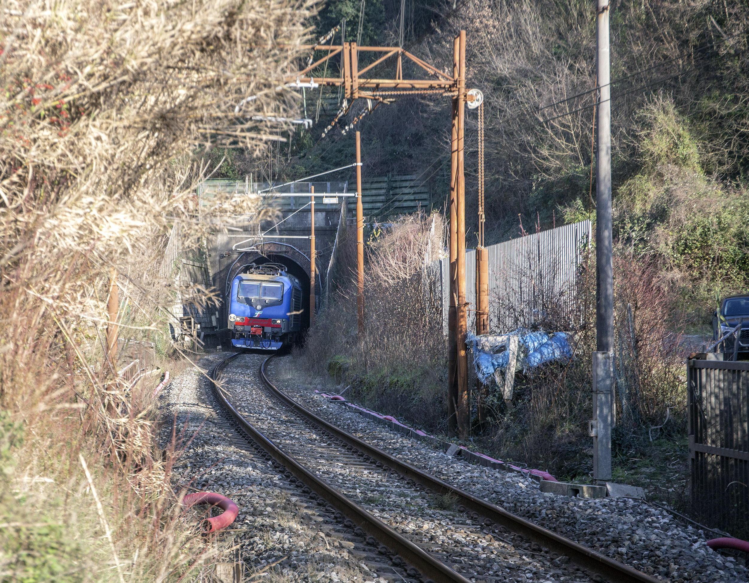 Sabotaggio in galleria per fermare i treni, tagliati i cavi del sistema di sicurezza 