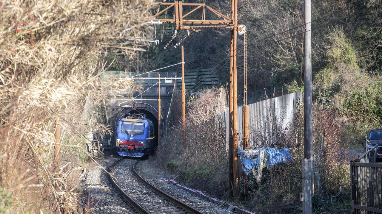 Sabotaggio in galleria per fermare i treni, tagliati i cavi del sistema di sicurezza
