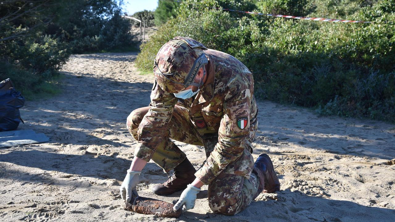 Il caporalmaggiore capo scelto dell'esercito, Giuseppe Dimitri, del 2° Reggimento Pontieri di Piacenza, preleva dalla sabbia l'ordigno bellico (foto Agenzia Bf)