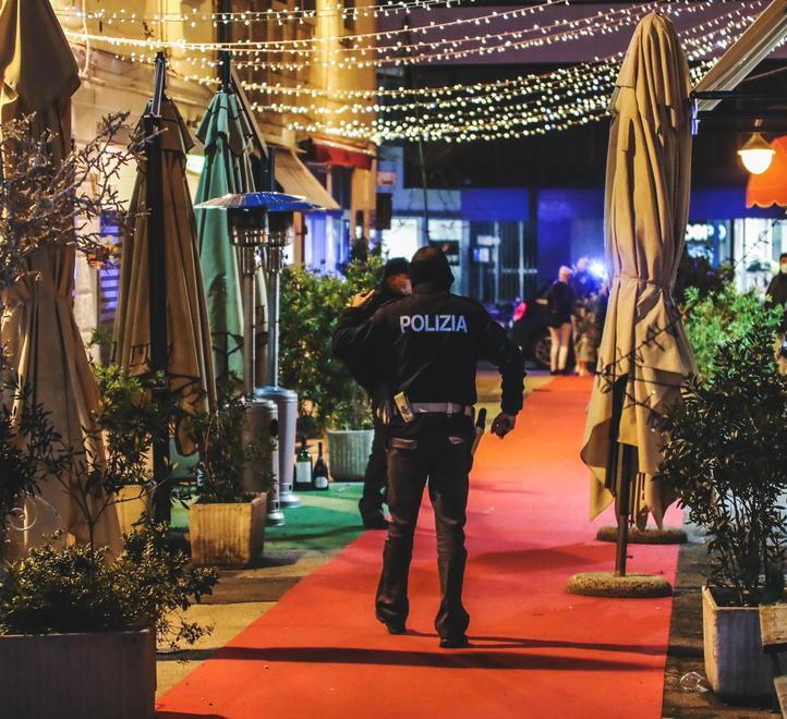 Controlli della polizia in via Cambini (foto Marzi)