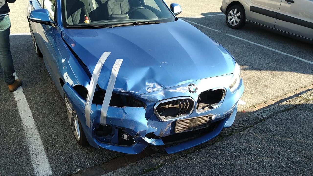 L'auto dell'uomo trovata dalla polizia munipale in carrozzeria