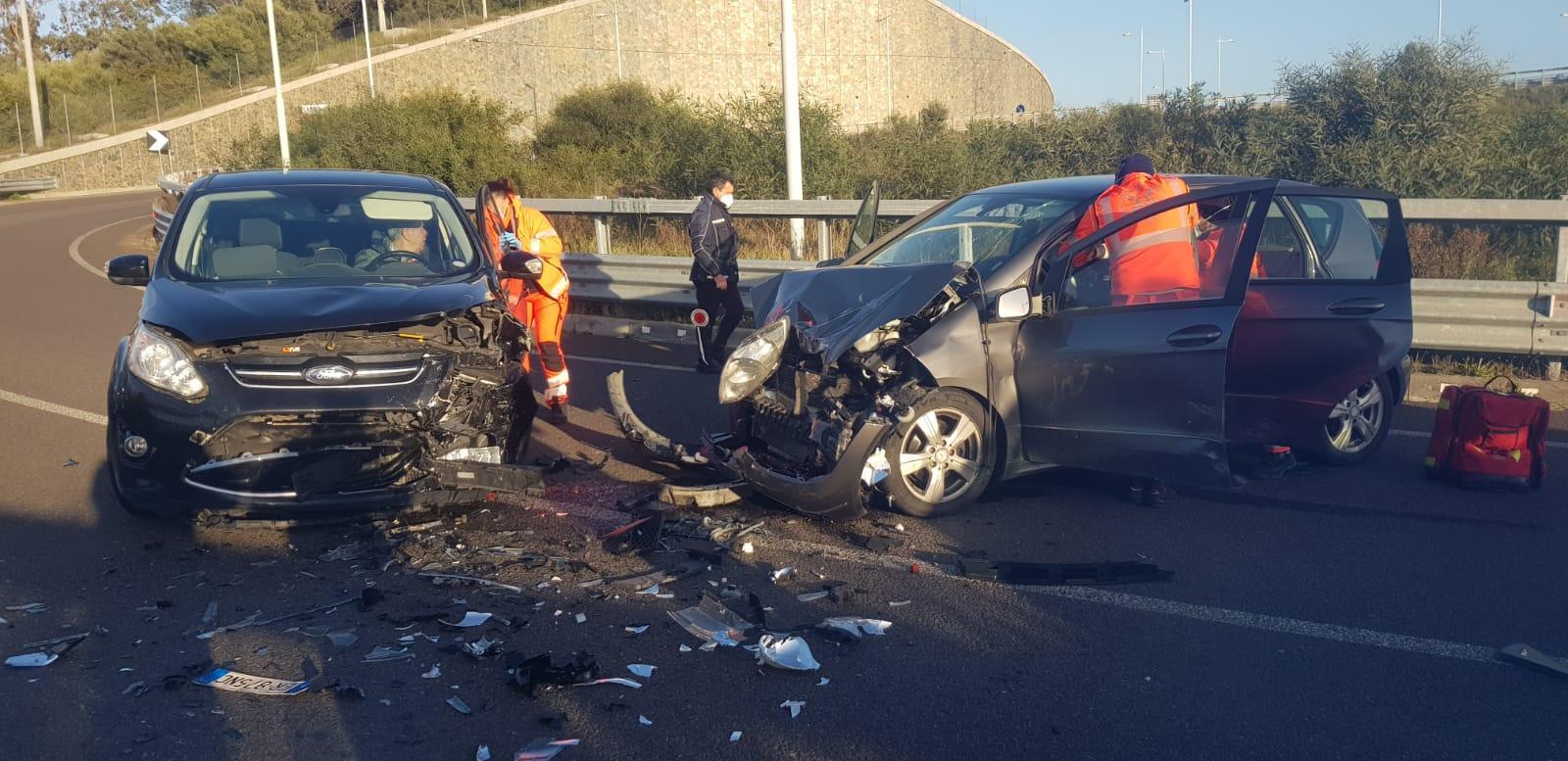 Olbia, scontro frontale in via degli Aviatori: un ferito grave