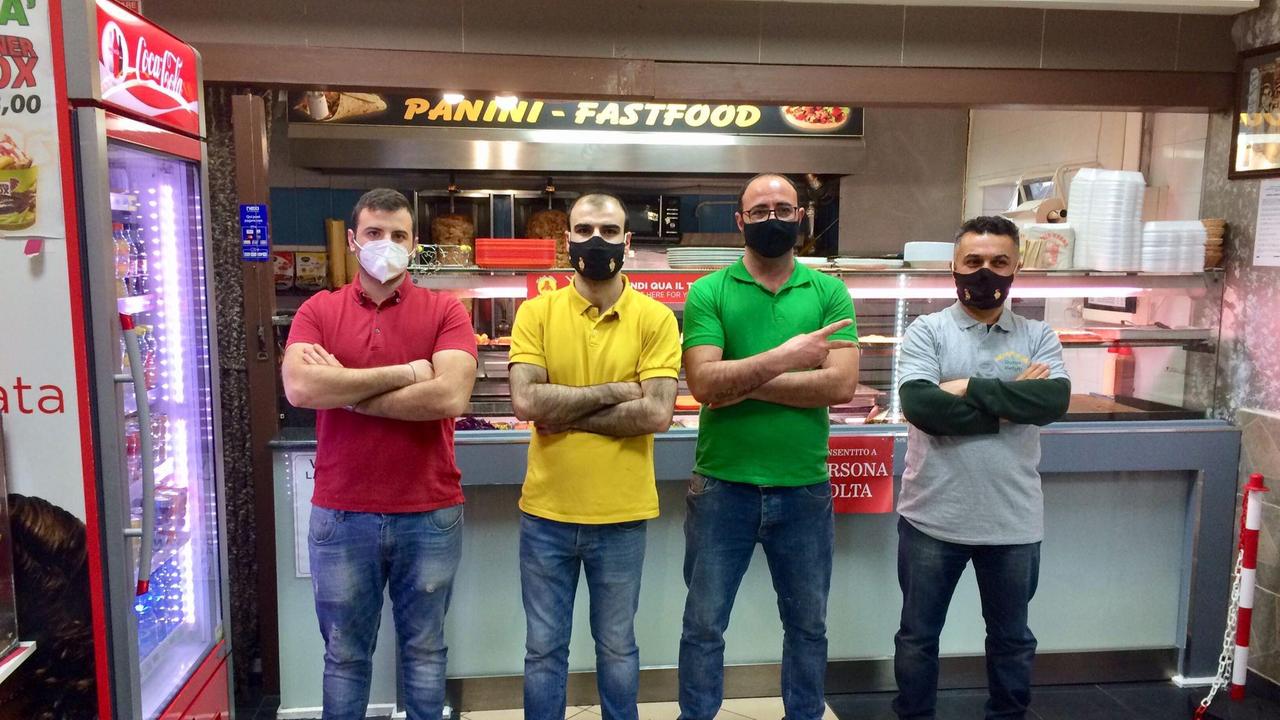 Mustafa Ugurlu (ultimo a destra) con i suoi collaboratori nel Kebab di piazza Gramsci a Cecina