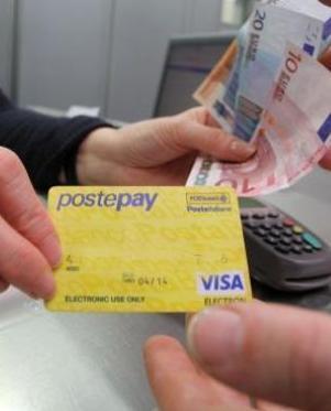 Finge di essere innamorato e le porta via tutti i risparmi 
