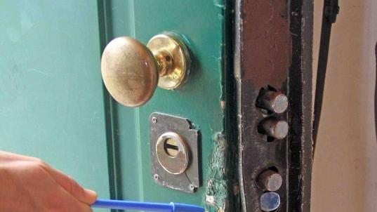 Ladri acrobati si barricano in casa per compiere il furto
