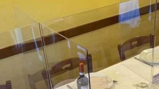 Tavoli apparecchiati a cena in ristoranti e pizzerie di Pisa